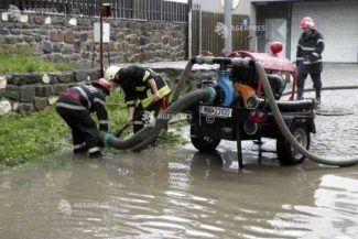 Vrancea: Pompierii intervin în Focșani și în mai multe localități, în urma precipitațiilor abundente
