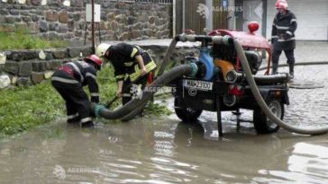 Vrancea: Pompierii intervin în Focșani și în mai multe localități, în urma precipitațiilor abundente