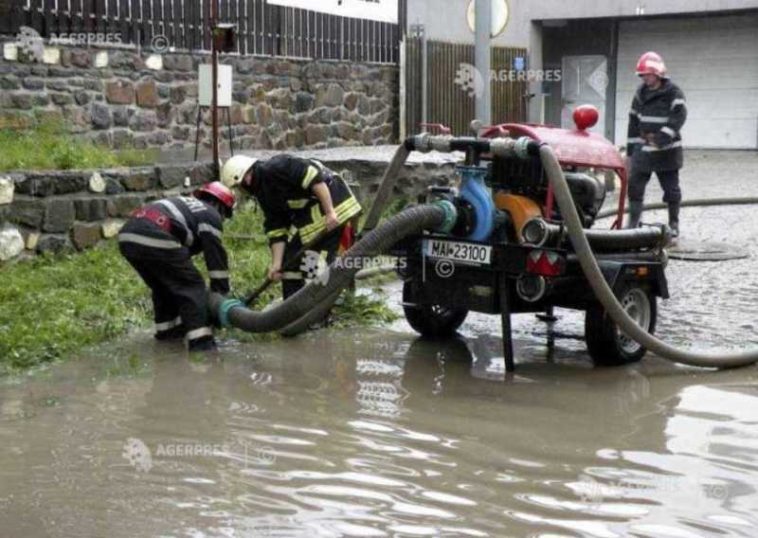 Vrancea: Pompierii intervin în Focșani și în mai multe localități, în urma precipitațiilor abundente