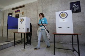 Armenii ies la vot pentru alegeri legislative