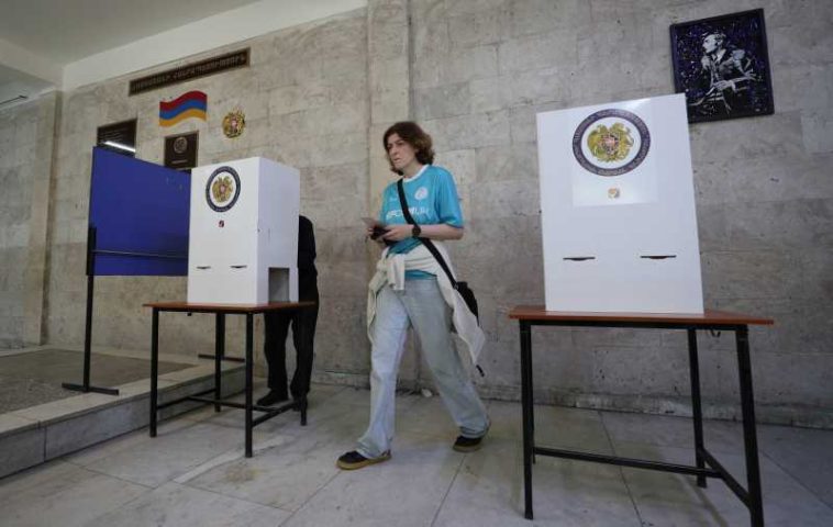 Armenii ies la vot pentru alegeri legislative