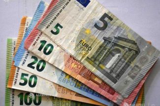 UE intenționează să reducă taxele pentru energia verde în ideea de a tăia facturile la electricitate