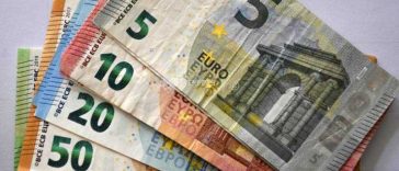 UE intenționează să reducă taxele pentru energia verde în ideea de a tăia facturile la electricitate