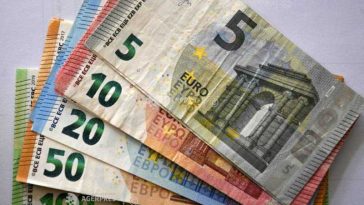UE intenționează să reducă taxele pentru energia verde în ideea de a tăia facturile la electricitate