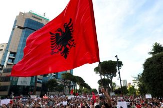 Albanezii continuă să protesteze împotriva proiectului imobiliar al familiei Trump