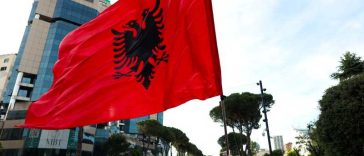 Albanezii continuă să protesteze împotriva proiectului imobiliar al familiei Trump