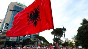 Albanezii continuă să protesteze împotriva proiectului imobiliar al familiei Trump
