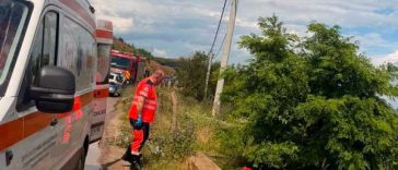 Alba: Un bărbat a murit și trei persoane au fost rănite după ce o mașină a căzut în albia unui râu