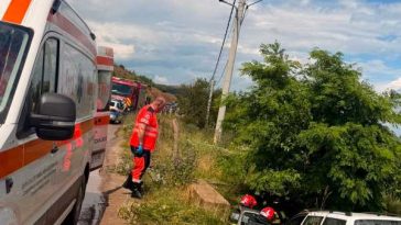 Alba: Un bărbat a murit și trei persoane au fost rănite după ce o mașină a căzut în albia unui râu