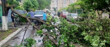Constanța: Intervenții pe mai multe străzi afectate de ape pluviale, în urma ploilor (GALERIE FOTO)