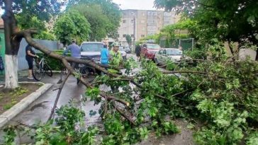 Constanța: Intervenții pe mai multe străzi afectate de ape pluviale, în urma ploilor (GALERIE FOTO)