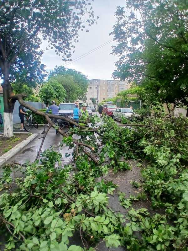 Constanța: Intervenții pe mai multe străzi afectate de ape pluviale, în urma ploilor (GALERIE FOTO)