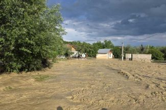 Vrancea: Locuințe din mai multe comune, inundate în urma ploilor; 12 persoane au fost evacuate (GALERIE FOTO)