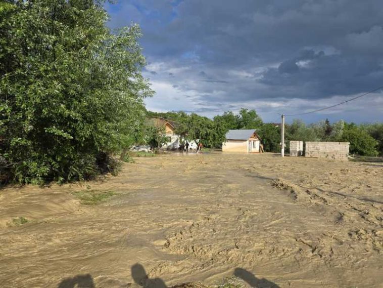 Vrancea: Locuințe din mai multe comune, inundate în urma ploilor; 12 persoane au fost evacuate (GALERIE FOTO)