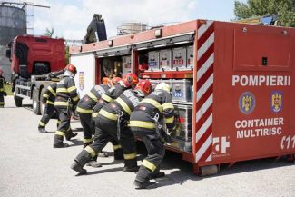Vrancea: Persoana surprinsă de viitură la Obrejița a fost salvată de pompierii militari