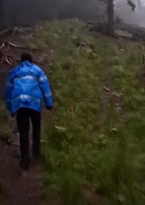 Buzău: Doi turiști rătăciți pe munte, salvați de jandarmi după o operațiune de cinci ore (GALERIE FOTO/VIDEO)