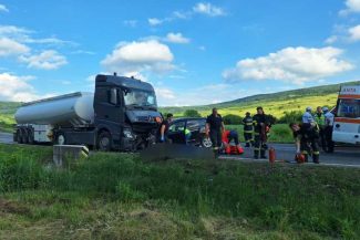 Vaslui: O persoană decedată și alta în comă în urma coliziunii dintre un autoturism și un TIR