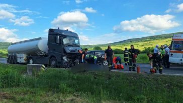Vaslui: O persoană decedată și alta în comă în urma coliziunii dintre un autoturism și un TIR