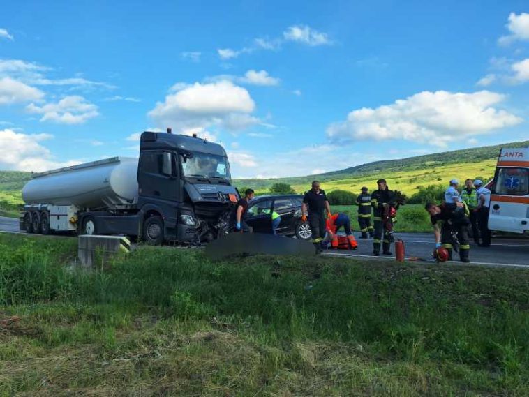 Vaslui: O persoană decedată și alta în comă în urma coliziunii dintre un autoturism și un TIR
