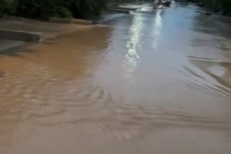 VIDEO Vrancea: Zeci de persoane evacuate din localitatea Bogza după creșterea debitului râului Slimnic