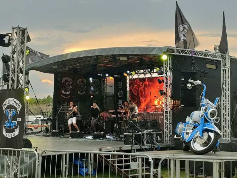 REPORTAJ Tulcea: Bragă, storceag și rock – atracțiile festivalului Seawolves Delta Fest din Satul pescăresc