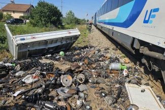 Satu Mare: Autoutilitară cu butelii de freon, lovită de tren; șoferul a fost transportat la spital