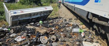 Satu Mare: Autoutilitară cu butelii de freon, lovită de tren; șoferul a fost transportat la spital