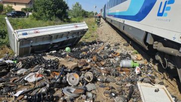 Satu Mare: Autoutilitară cu butelii de freon, lovită de tren; șoferul a fost transportat la spital