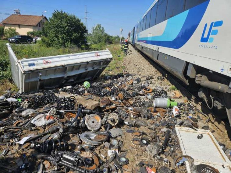 Satu Mare: Autoutilitară cu butelii de freon, lovită de tren; șoferul a fost transportat la spital