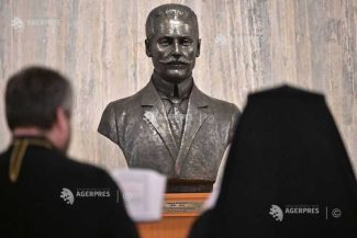 Bustul lui Vasile Stroescu, primul președinte de vârstă al Parlamentului României Mari, dezvelit la Camera Deputaților