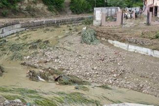 REPORTAJ Vrancea: Oameni evacuați în miez de noapte, case inundate și terenuri distruse după revărsarea Slimnicului (FOTO/VIDEO)
