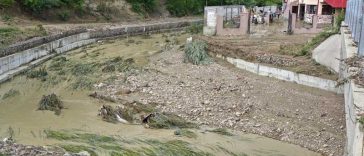 REPORTAJ Vrancea: Oameni evacuați în miez de noapte, case inundate și terenuri distruse după revărsarea Slimnicului (FOTO/VIDEO)