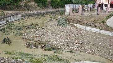 REPORTAJ Vrancea: Oameni evacuați în miez de noapte, case inundate și terenuri distruse după revărsarea Slimnicului (FOTO/VIDEO)