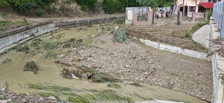 REPORTAJ Vrancea: Oameni evacuați în miez de noapte, case inundate și terenuri distruse după revărsarea Slimnicului (FOTO/VIDEO)
