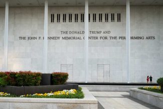 SUA: Centrul Kennedy elimină numele lui Trump de pe site-ul său