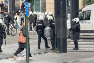 Belgia: Proteste ale tinerilor la Bruxelles au degenerat în violențe; poliția a intervenit cu gaze lacrimogene și tunuri cu apă