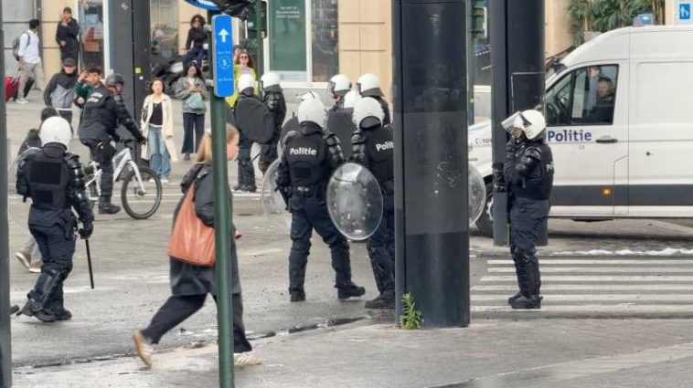 Belgia: Proteste ale tinerilor la Bruxelles au degenerat în violențe; poliția a intervenit cu gaze lacrimogene și tunuri cu apă