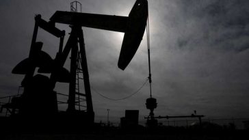 Comenzile globale de superpetroliere cresc; prețul petrolului scade ușor (analiză)