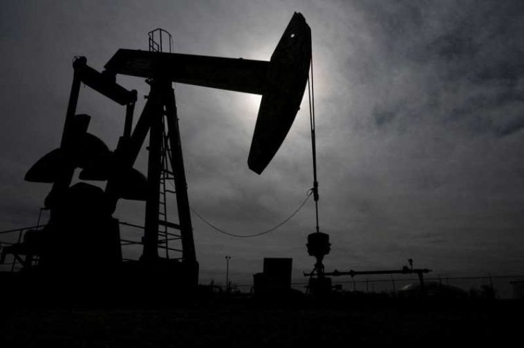 Comenzile globale de superpetroliere cresc; prețul petrolului scade ușor (analiză)