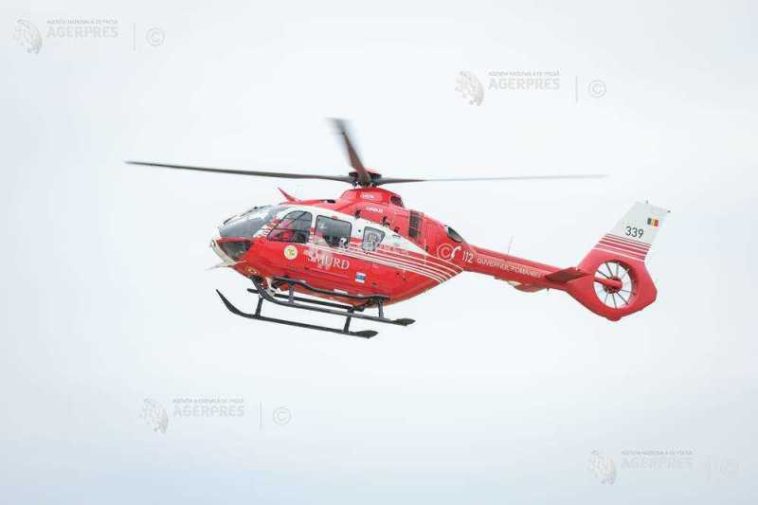 Dâmbovița: Persoană surprinsă de viitură pe un excavator, salvată cu ajutorul unui elicopter SMURD
