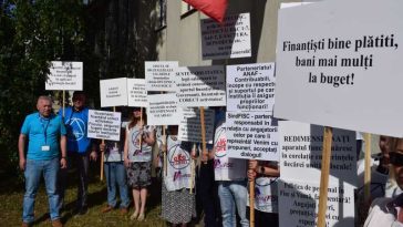 Hunedoara: Protest al sindicaliștilor din Direcția Regională Antifraudă Fiscală 5 Deva (GALERIE FOTO)