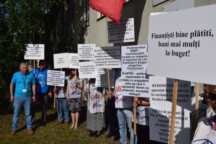 Hunedoara: Protest al sindicaliștilor din Direcția Regională Antifraudă Fiscală 5 Deva (GALERIE FOTO)
