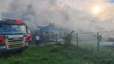 VIDEO Suceava: Incendiu la o fermă zootehnică din Milișăuți; au intervenit 11 echipaje de pompieri