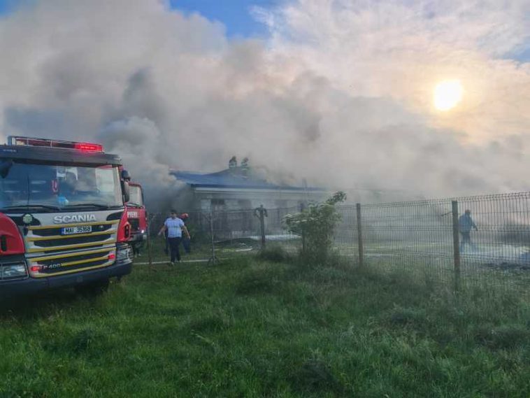 VIDEO Suceava: Incendiu la o fermă zootehnică din Milișăuți; au intervenit 11 echipaje de pompieri
