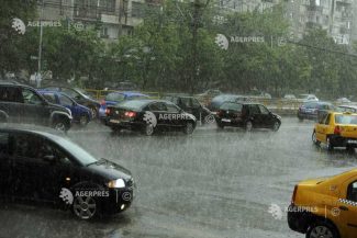 Averse și descărcări electrice miercuri după-amiaza, în București