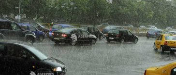 Averse și descărcări electrice miercuri după-amiaza, în București
