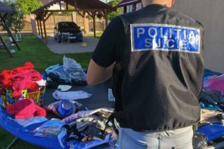Botoșani: Percheziții într-un dosar privind comerțul cu haine contrafăcute