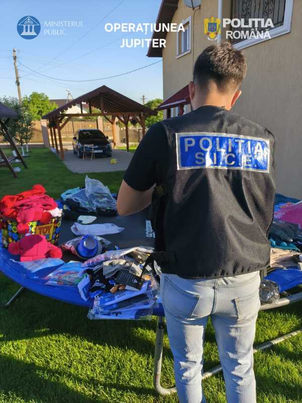 Botoșani: Percheziții într-un dosar privind comerțul cu haine contrafăcute