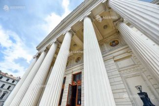 Dennis Russell Davies va dirija, în premieră în această stagiune, Orchestra Filarmonicii George Enescu