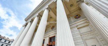 Dennis Russell Davies va dirija, în premieră în această stagiune, Orchestra Filarmonicii George Enescu